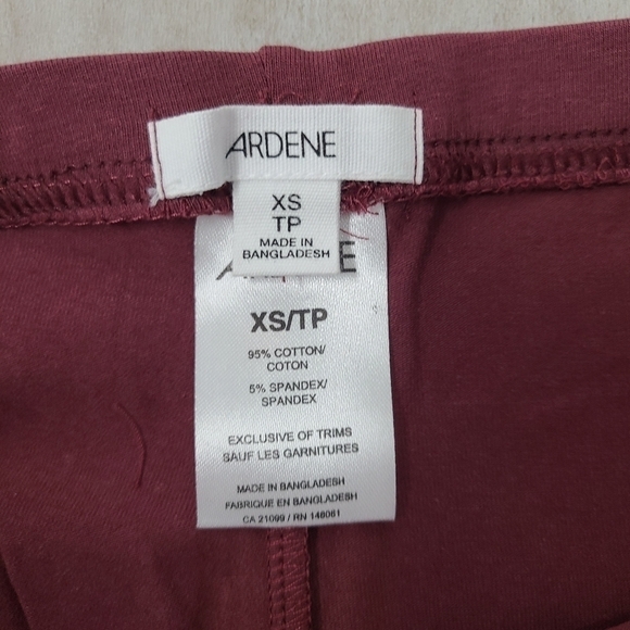 Ardene Cropped Capri Leggings with lace hem - Wine Red - Size Extra Small BNWT - Picture 4 of 5